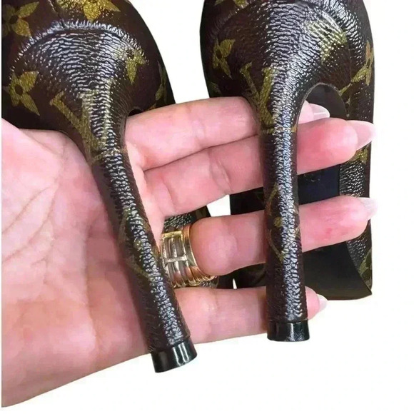 Louis Vuitton Fetish Cap Toe Pumps Brown Monogram Camvas & Black Patent Leather. - Picture 8 of 11